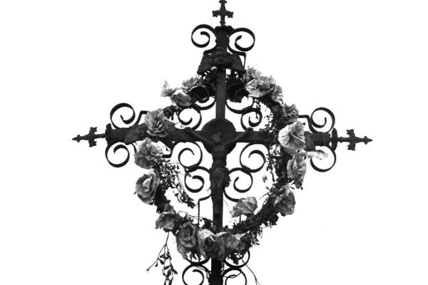 Czarnobiały krzyż przydrożny.