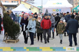 Poruszający się ludzie po ulicy.