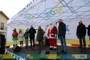 Kilkanaście osób stojących na scenie.