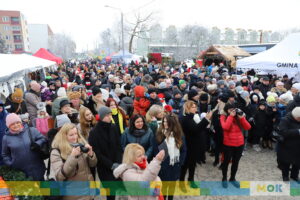 Publiczność zebrana przed sceną.