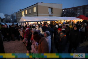 Licznie zebrana publiczność przed sceną.