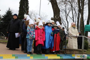 Grupa dzieci śpiewająca do mikrofonów.