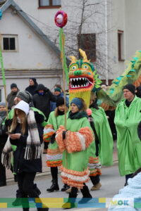 Grupa ludzi przebrana w kolorowe stroje.